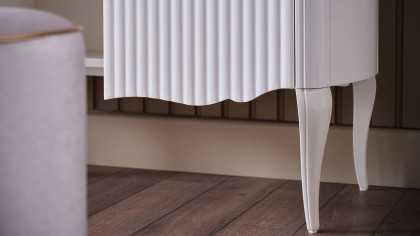 Set Dormitor Victor, Sifonier 5 usi, Pat 160x200, culoare Fildes, Finisaj Auriu  Set Dormitor VICDORM5USI160200