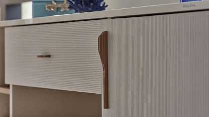 Set Dormitor Pandora, Sifonier 5 usi, Pat 160x200, culoare Fildes-Stejar, Finisaj Bronz Set Dormitor