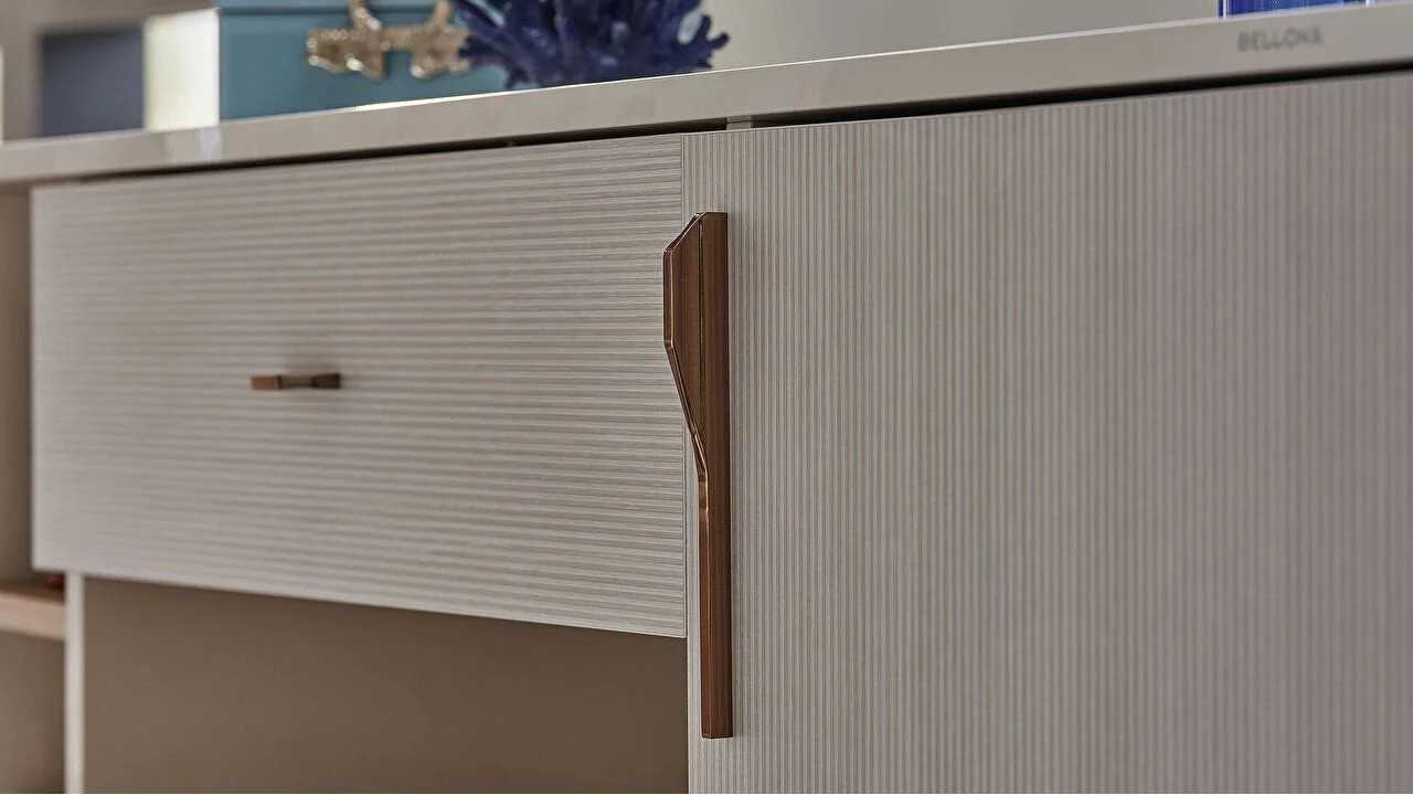 Set Dormitor Pandora, Sifonier 5 usi, Pat 160x200, culoare Fildes-Stejar, Finisaj Bronz Set Dormitor
